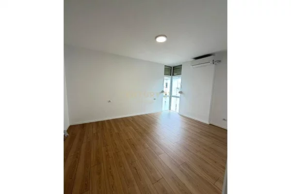 Shtepi me qera Apartament ne Tirane, 3+1, Mobilimi Bosh, pa mobiluar, Pagesa 1,400  Euro.
