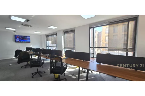 AMBIENT BIZNESI NE RR. HOXHA TAHSIM!