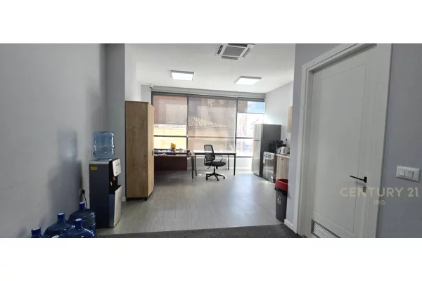 AMBIENT BIZNESI NE RR. HOXHA TAHSIM!