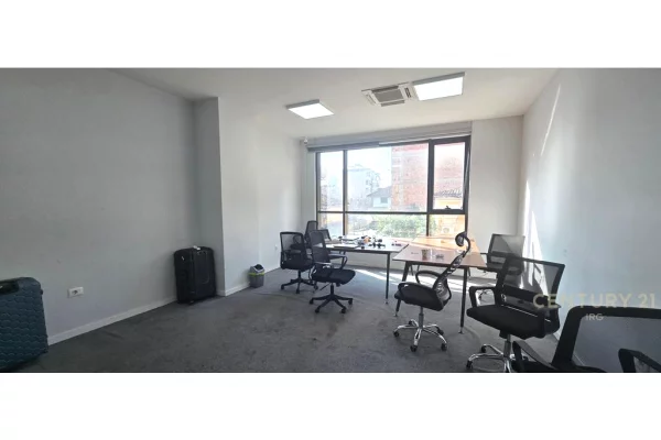 AMBIENT BIZNESI NE RR. HOXHA TAHSIM!