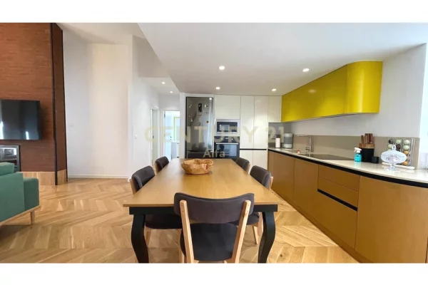 Shtepi me qera Apartament ne Tirane, 3+1, Mobilimi E mobiluar, Pagesa 2,200  Euro.