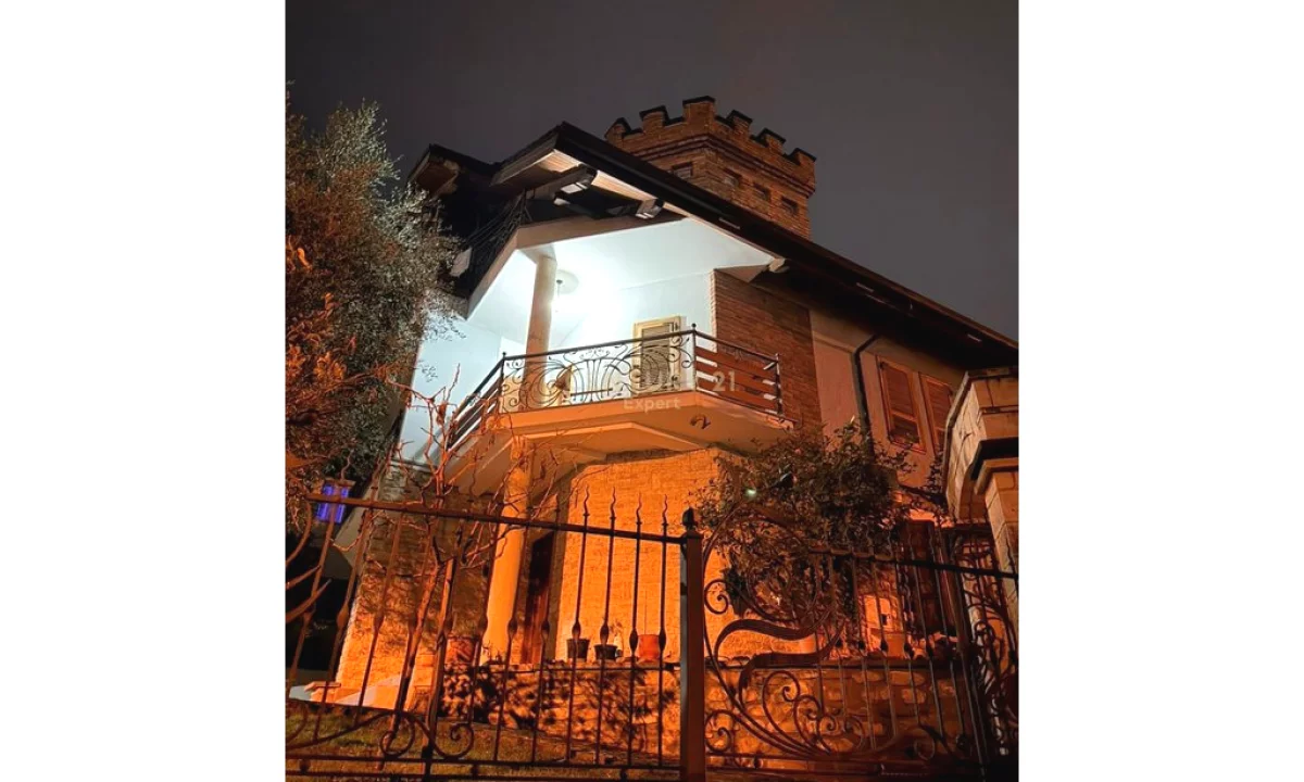 Shtepi me qera Vila Luksoze ne Tirane, 6+1, Mobilimi E mobiluar, Pagesa 3,500  Euro.