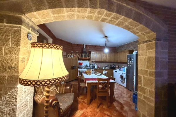 Shtepi me qera 6+1 ne Tirane - 3,500 Euro