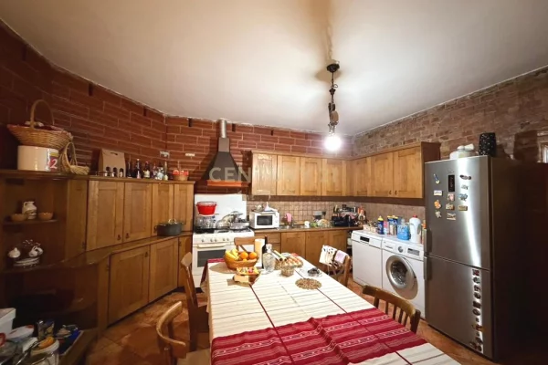 Shtepi me qera Vila Luksoze ne Tirane, 6+1, Mobilimi E mobiluar, Pagesa 3,500  Euro.