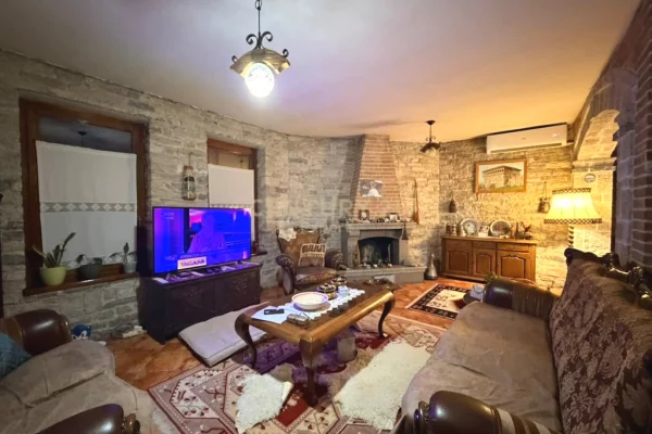 Shtepi me qera Vila Luksoze ne Tirane, 6+1, Mobilimi E mobiluar, Pagesa 3,500  Euro.