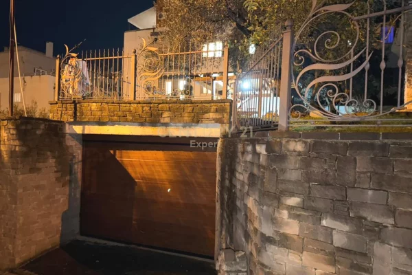 Shtepi me qera Vila Luksoze ne Tirane, 6+1, Mobilimi E mobiluar, Pagesa 3,500  Euro.