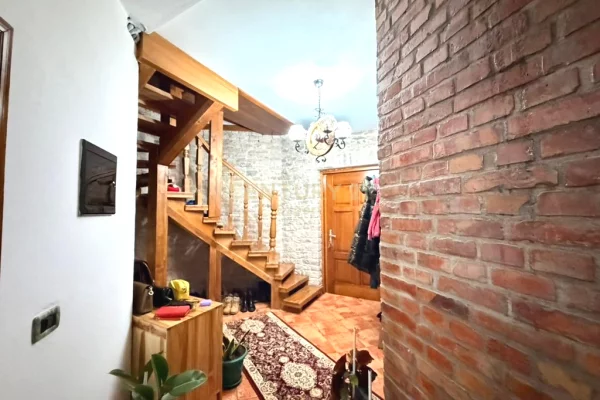 Shtepi me qera Vila Luksoze ne Tirane, 6+1, Mobilimi E mobiluar, Pagesa 3,500  Euro.