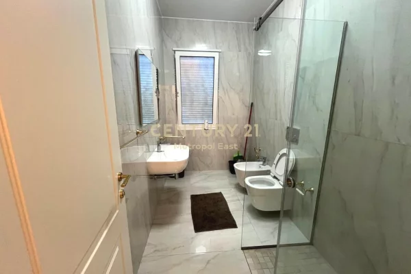 Shtepi me qera Apartament ne Tirane, 1+1, Mobilimi E mobiluar, Pagesa 1,050  Euro.