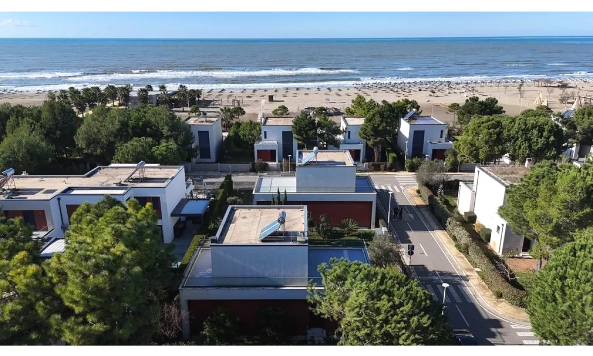 Shtepi ne shitje Vila Luksoze ne Durres, 3+1, Mobilimi E mobiluar, Pagesa 1,200,000  Euro.