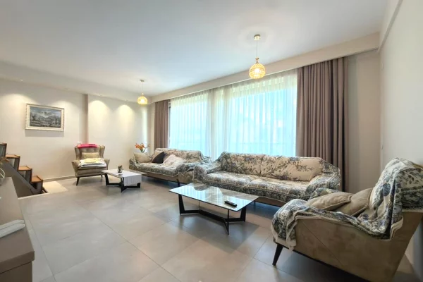 Shtepi ne shitje Vila Luksoze ne Durres, 3+1, Mobilimi E mobiluar, Pagesa 1,200,000  Euro.