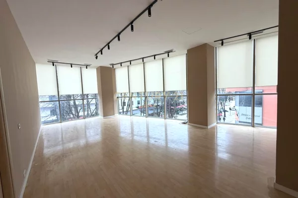 Ambient biznesi me qera 3+1 ne Tirane - 1,050 Euro