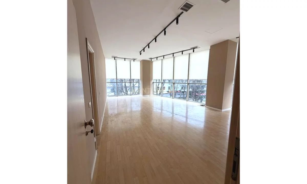 Zyre Me Qira perballe Drejtorise se Policise, Tirane - 1050Euro | 50 m2