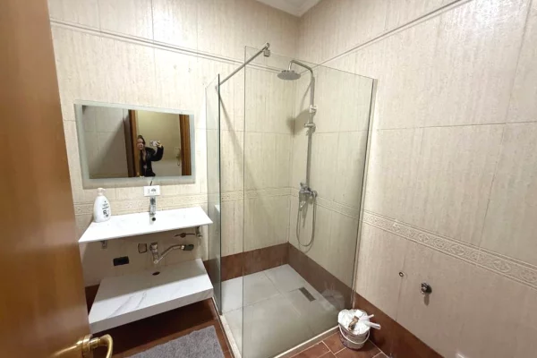 Shtepi me qera Apartament ne Tirane, 3+1, Mobilimi Bosh, pa mobiluar, Pagesa 1,000  Euro.