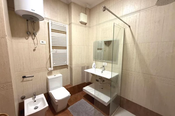 Shtepi me qera Apartament ne Tirane, 3+1, Mobilimi Bosh, pa mobiluar, Pagesa 1,000  Euro.