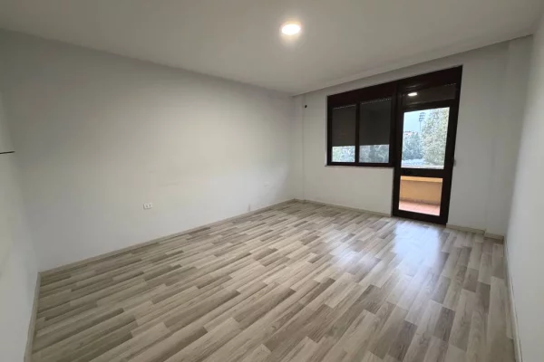 Shtepi me qera Apartament ne Tirane, 3+1, Mobilimi Bosh, pa mobiluar, Pagesa 1,000  Euro.