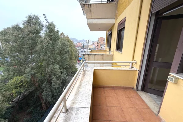 Shtepi me qera Apartament ne Tirane, 3+1, Mobilimi Bosh, pa mobiluar, Pagesa 1,000  Euro.