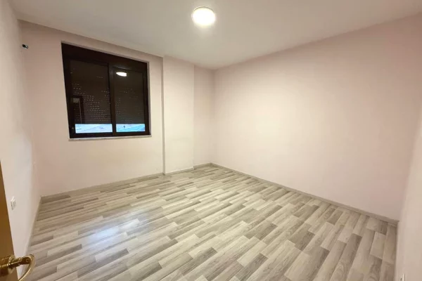 Shtepi me qera Apartament ne Tirane, 3+1, Mobilimi Bosh, pa mobiluar, Pagesa 1,000  Euro.