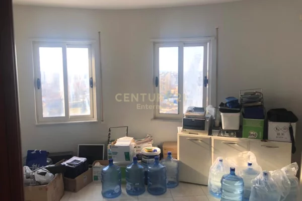 Jordan Misja - Jepet me qira 2+1+2 i pershtatur per zyre