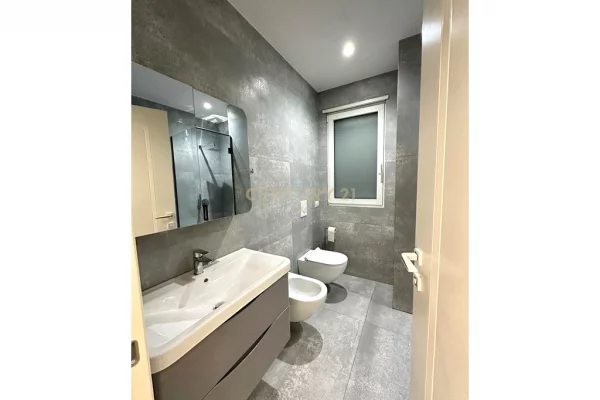 Shtepi me qera Apartament ne Tirane, 3+1, Mobilimi E mobiluar, Pagesa 1,800  Euro.