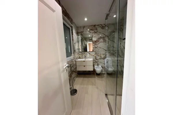 Shtepi me qera Apartament ne Tirane, 3+1, Mobilimi E mobiluar, Pagesa 1,800  Euro.