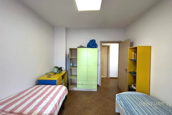 Shtepi ne shitje Apartament ne Tirane, 2+1, Mobilimi E mobiluar, Pagesa 218,000  Euro.