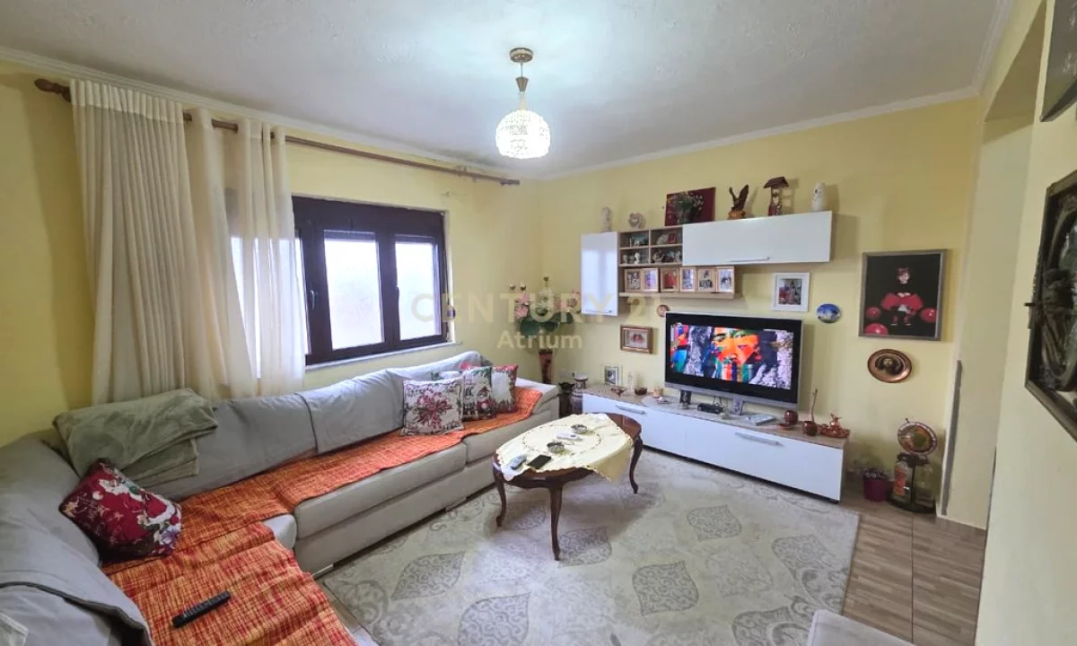 Shtepi ne shitje Apartament ne Tirane, 2+1, Mobilimi Pjeserisht e mobiluar, Pagesa 120,000  Euro.