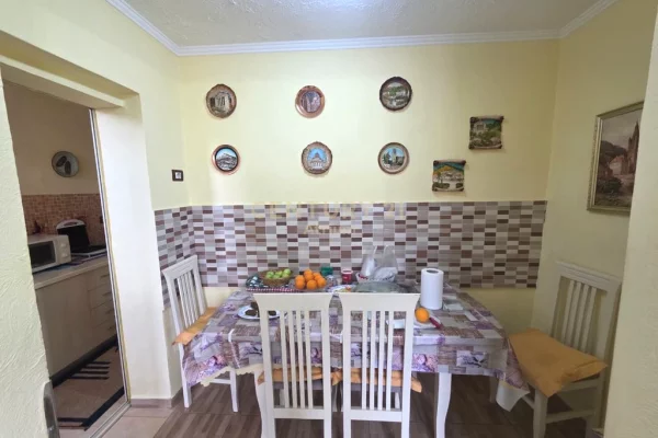 Shtepi ne shitje Apartament ne Tirane, 2+1, Mobilimi Pjeserisht e mobiluar, Pagesa 120,000  Euro.