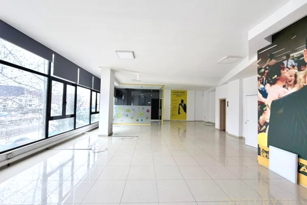 Ambient biznesi me qera 3+1 ne Tirane - 2,400 Euro