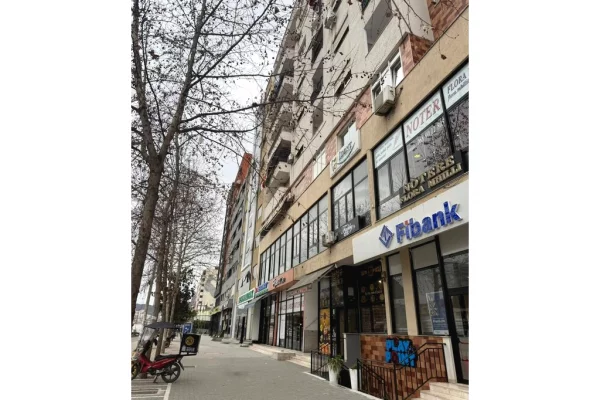 Ambient komercial per Qira