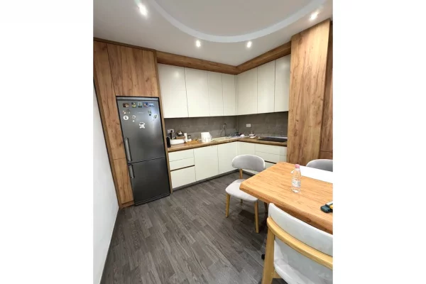 Shtepi ne shitje Apartament ne Tirane, 3+1, Mobilimi E mobiluar, Pagesa 270,000  Euro.