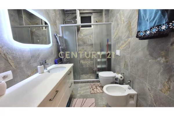 Shtepi me qera Apartament ne Tirane, 2+1, Mobilimi E mobiluar, Pagesa 1,000  Euro.