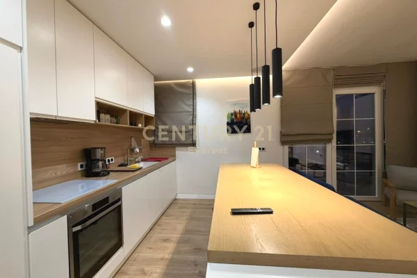 Shtepi ne shitje Penthose(kati i fundit panoramik) ne Tirane, 3+1, Mobilimi E mobiluar, Pagesa 235,000  Euro.