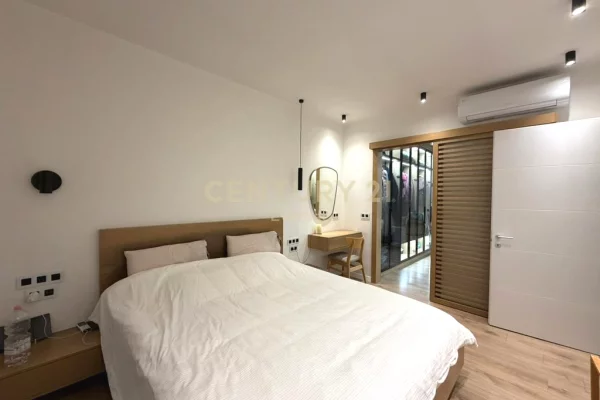 Shtepi ne shitje Penthose(kati i fundit panoramik) ne Tirane, 3+1, Mobilimi E mobiluar, Pagesa 235,000  Euro.