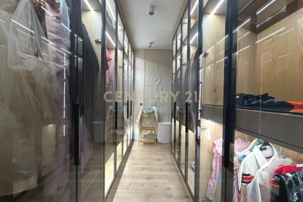 Shtepi ne shitje Penthose(kati i fundit panoramik) ne Tirane, 3+1, Mobilimi E mobiluar, Pagesa 235,000  Euro.