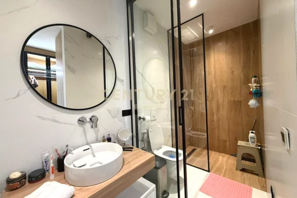 Shtepi ne shitje Penthose(kati i fundit panoramik) ne Tirane, 3+1, Mobilimi E mobiluar, Pagesa 235,000  Euro.