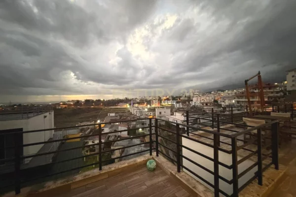 Shtepi ne shitje Penthose(kati i fundit panoramik) ne Tirane, 3+1, Mobilimi E mobiluar, Pagesa 235,000  Euro.