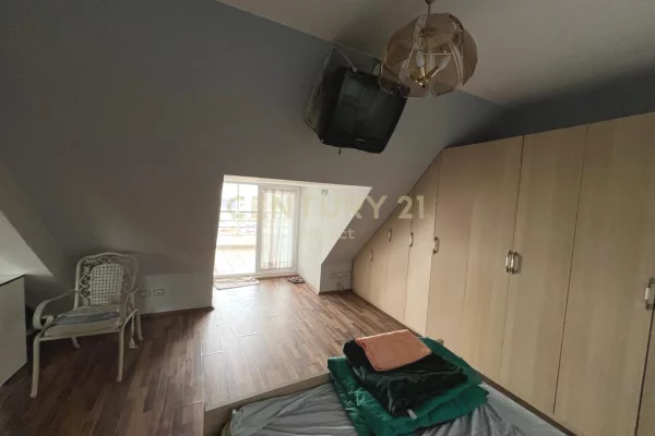 Shtepi ne shitje Duplex(shtepi me 2 kate) ne Tirane, 3+1, Mobilimi E mobiluar, Pagesa 323,500  Euro.