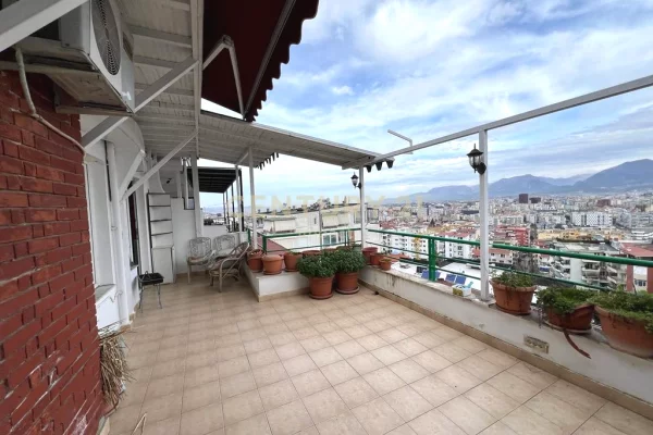 Shtepi ne shitje Duplex(shtepi me 2 kate) ne Tirane, 3+1, Mobilimi E mobiluar, Pagesa 323,500  Euro.