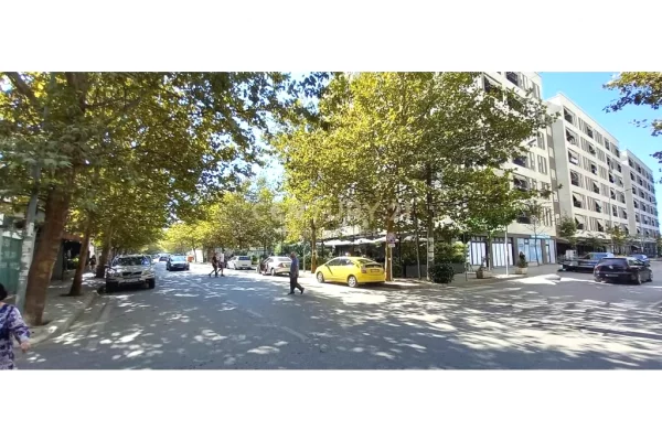 Truall ose Toke  ne Tirane - 600 Euro