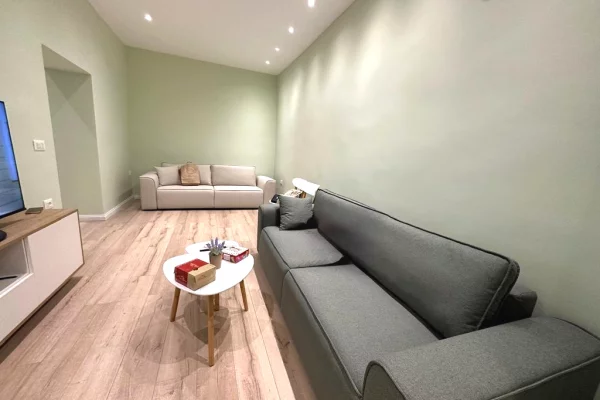 Apartament modern me qira mbi Kafe Roma ne Bllok!