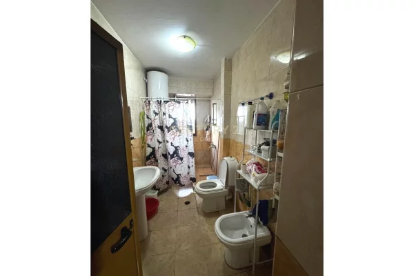 Shtepi ne shitje Apartament ne Tirane, 3+1, Mobilimi E mobiluar, Pagesa 170,000  Euro.