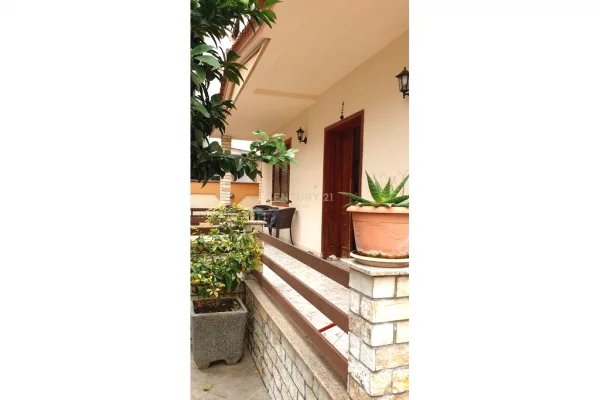 Shtepi ne shitje Vila Luksoze ne Tirane, 6+1, Mobilimi E mobiluar, Pagesa 490,000  Euro.