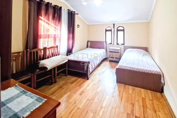 Shtepi ne shitje Vila Luksoze ne Tirane, 6+1, Mobilimi E mobiluar, Pagesa 490,000  Euro.