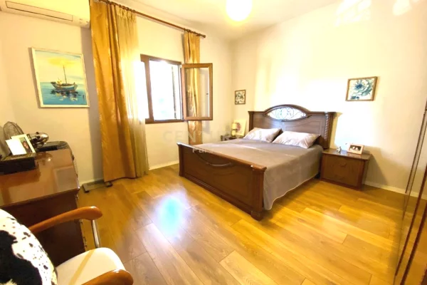 Shtepi ne shitje Apartament ne Tirane, 2+1, Mobilimi E mobiluar, Pagesa 220,000  Euro.