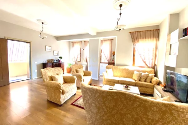 Shtepi ne shitje Apartament ne Tirane, 2+1, Mobilimi E mobiluar, Pagesa 220,000  Euro.