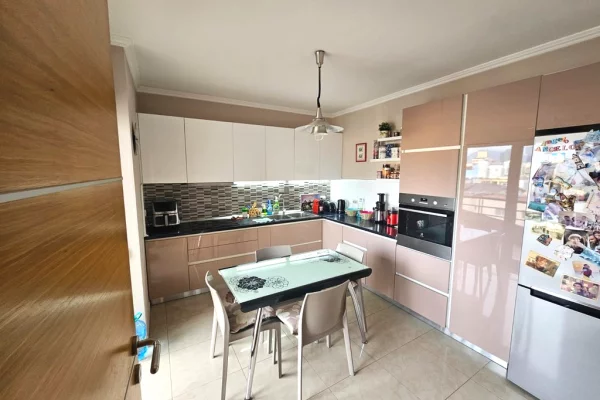 Shtepi ne shitje Apartament ne Tirane, 3+1, Mobilimi E mobiluar, Pagesa 415,000  Euro.