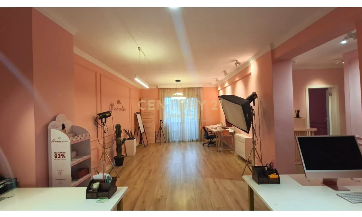 Ambient komercial per Qira 