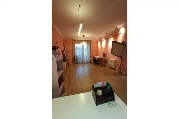 Ambient komercial per Qira 