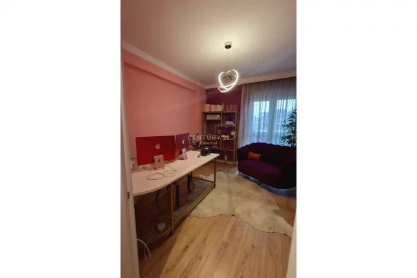 Ambient komercial per Qira 