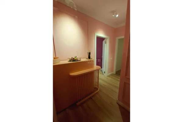 Ambient komercial per Qira 